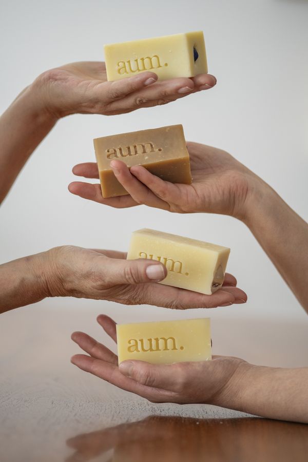 Manos mojadas con espuma sosteniendo el jabón aum.