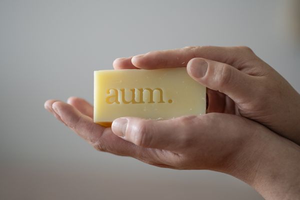 Dos manos cuenco sosteniendo suavemente el jabón aum.