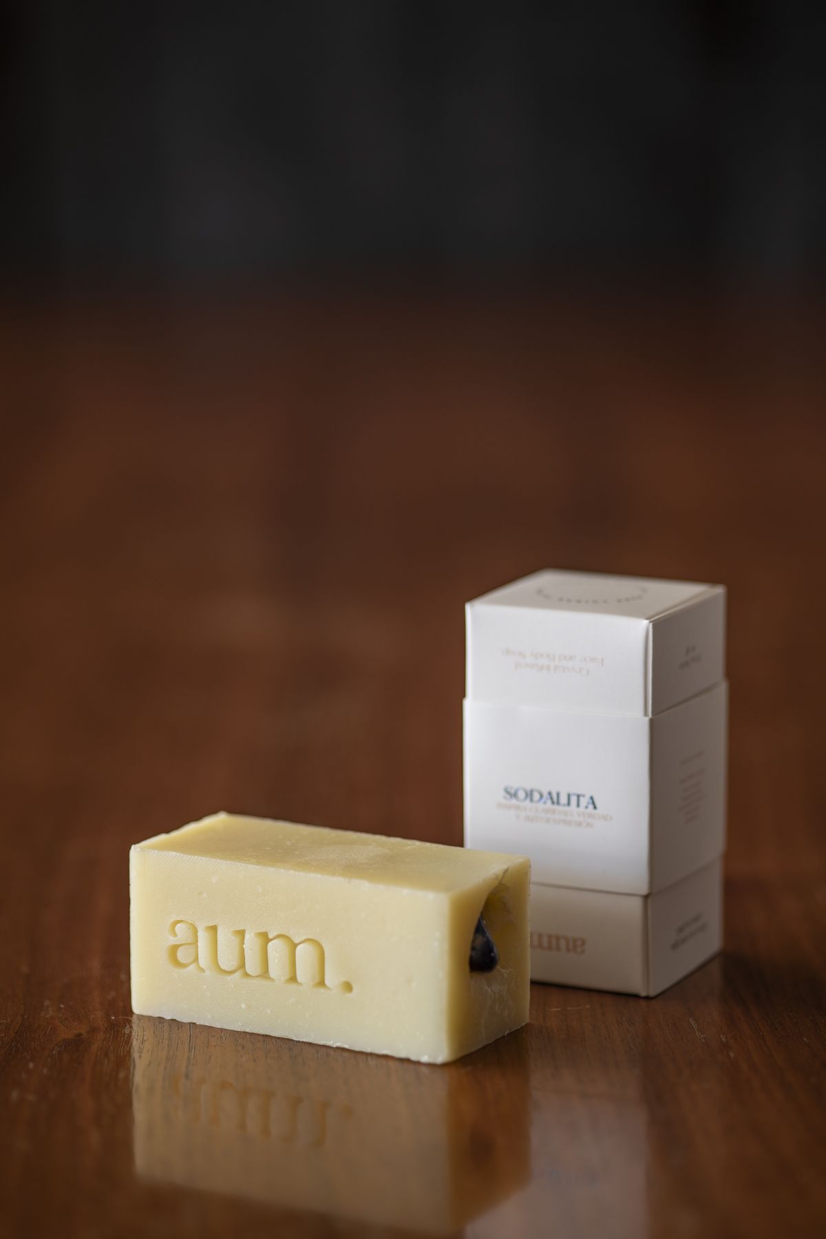 Jabón de Sodalita con cristal de Sodalita