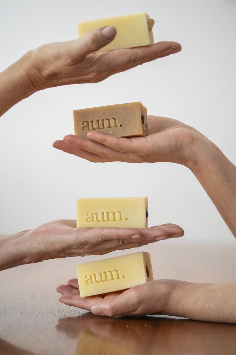 Manos sosteniendo jabones aum. — producción artesanal en Subachoque