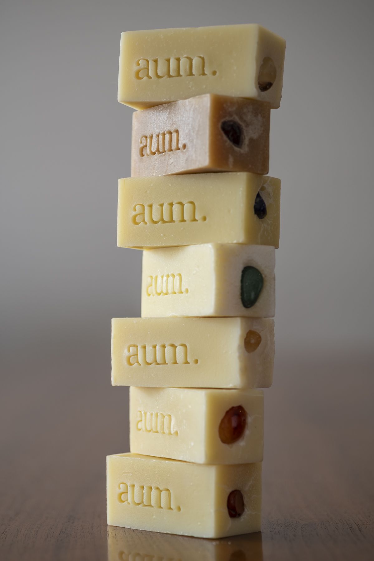 Jabones aum. y cristales sobre superficie de mármol